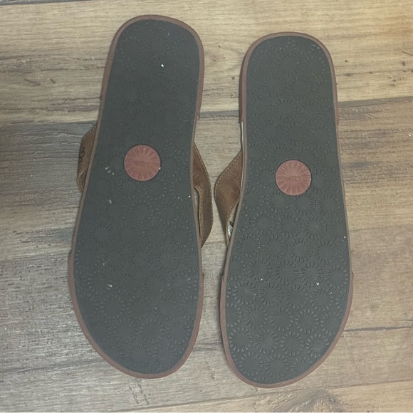Men’s Ugg Flip Flops! - Picture 2 of 4